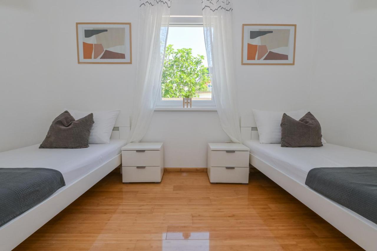 Apartment Funtastic With Private Pool Novalja Exterior photo